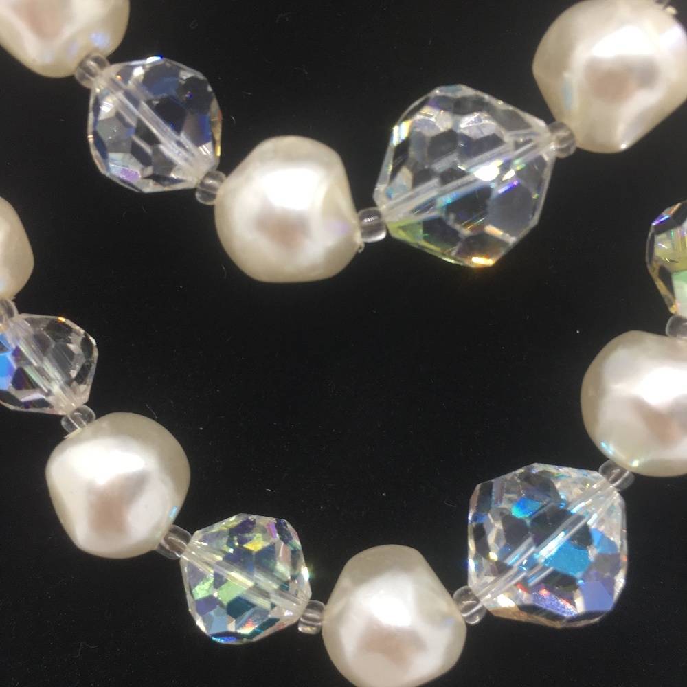 Aurora Borealis Vintage Necklace Crystal/white beads